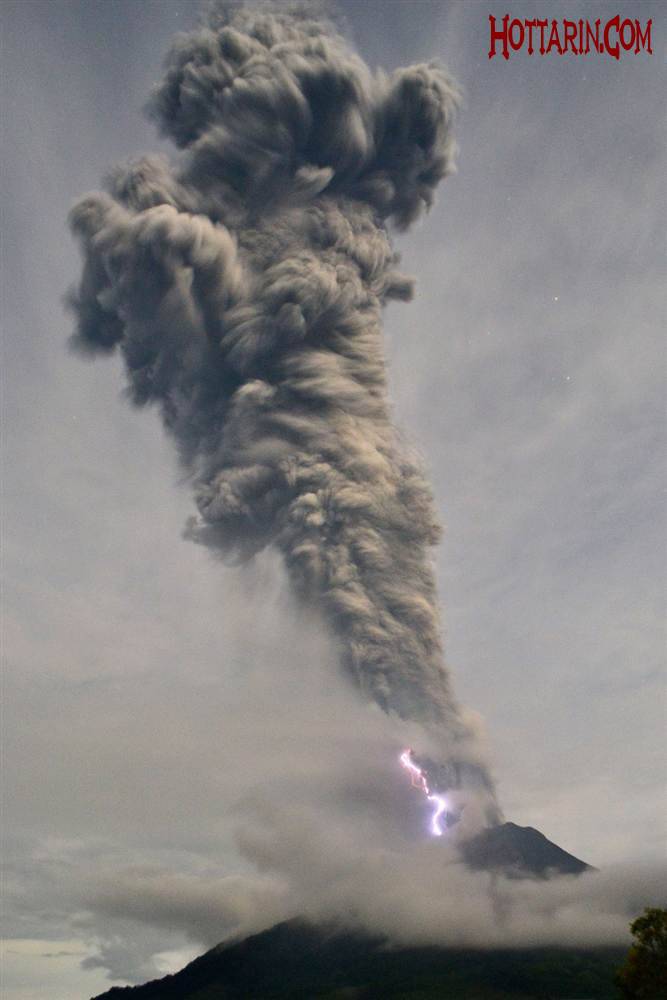 آتشفشان Sinabung spews - اندونزی