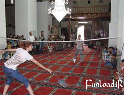 بدمينتون بازي دختران در مسجد تركيه